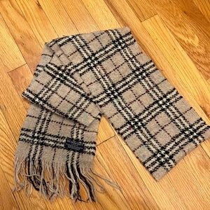 Buckle Burberry scarf